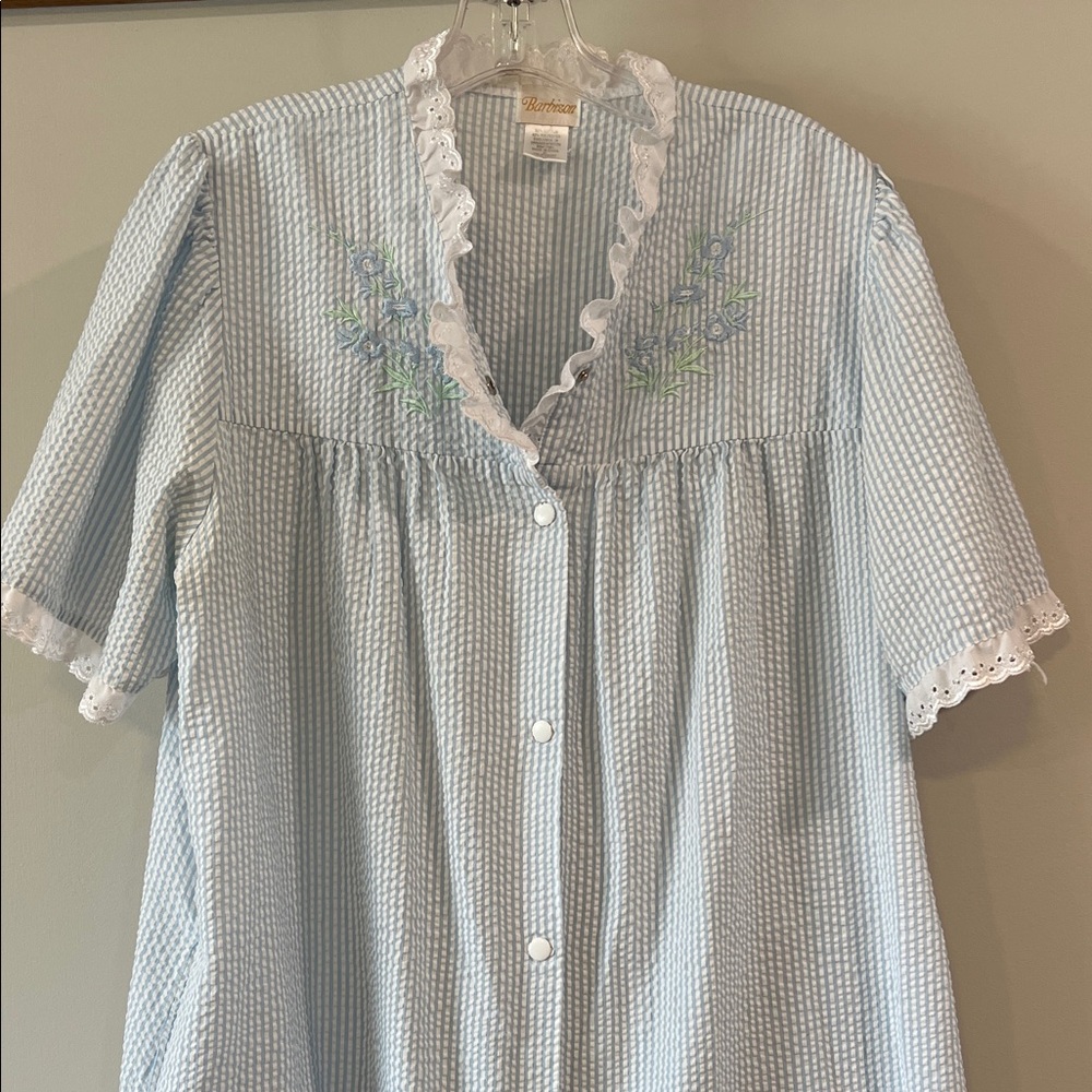 Barbizon- xl, light blue seersucker, floral embroidered, eyelet trim, nightie